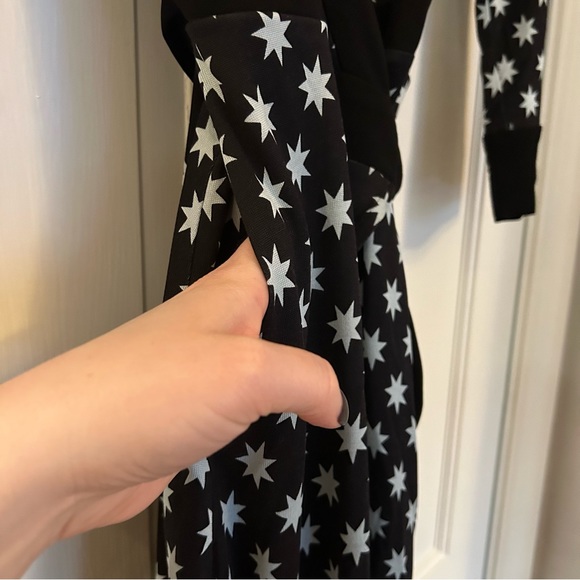 Diane Von Furstenburg Black and Baby Blue Star Print Taurus Wrap Women’s Dress 4 - Picture 7 of 10